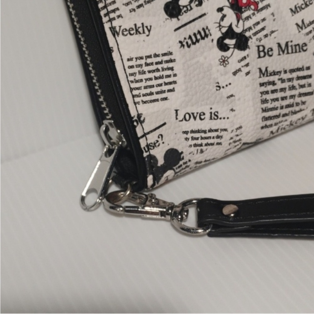 ❤️🐭Disney Parks Mickey & Minnie Crazy in Love Newsprint Wallet Wristlet🐭❤️ - Picture 3 of 5